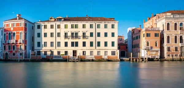 Venice with historic houses and bridges, gondolier, gondolas, water channels, tourists and other sights in the lagoon city in Italy — 스톡 사진