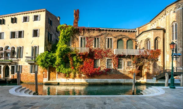 Venecia con casas históricas y puentes, gondolero, góndolas, canales de agua, turistas y otros lugares de interés en la ciudad laguna en Italia — Foto de Stock