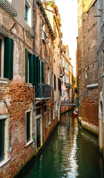 Venise avec des maisons historiques et des ponts, gondolier, gondoles, canaux d'eau, touristes et autres sites touristiques dans la ville lagunaire en Italie — Photo