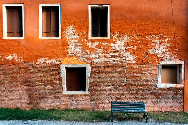 Venezia con case e ponti storici, gondoliere, gondole, canali d'acqua, turisti e altre attrazioni della città lagunare in Italia — Foto Stock