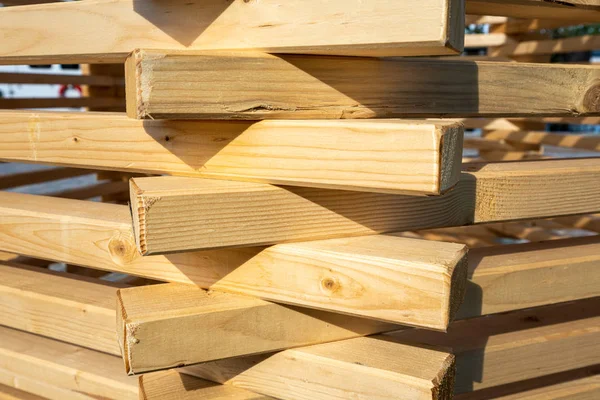 Travi e doghe di legno su un lavoro manuale del falegname — Foto Stock