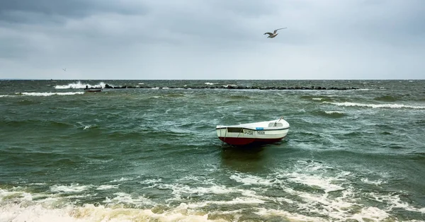 Дощові хмари і шторм на балтійському морі на острові Рген. — стокове фото