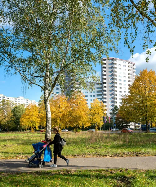 Wolkenkratzer und Wohnungen im mrkischen viertel in berlin reinickendorf, deutschland — Stockfoto