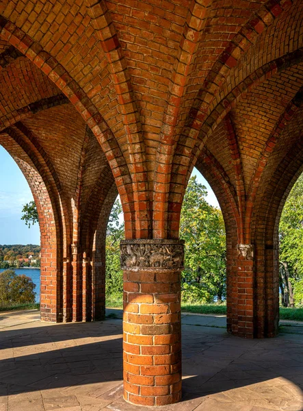 A történelmi berlini udvari kikötő a babelsbergi parkban, Potsdam, Németország — Stock Fotó
