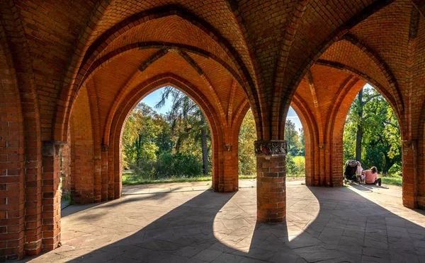 O histórico berlin court arbor no parque de babelsberg, potsdam, alemanha — Fotografia de Stock