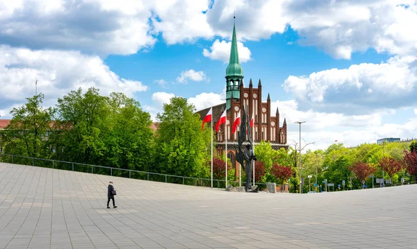 Szczecin, Polônia, praça de solidariedade com a igreja, estátua e uma exposição de arte visual — Fotografia de Stock