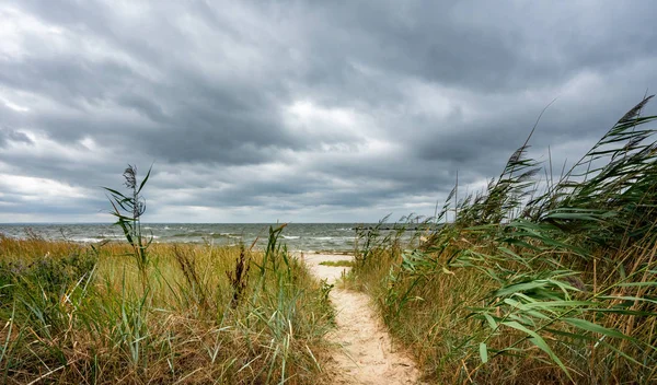 Nubes de lluvia y un mal tiempo frente a la costa del mar Báltico en la isla de Rgen, Alemania — Foto de Stock