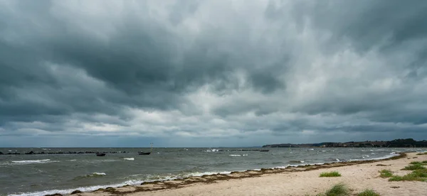 Nuvens de chuva e uma frente mau tempo na costa do mar baltico na ilha de rgen, alemanha — Fotografia de Stock