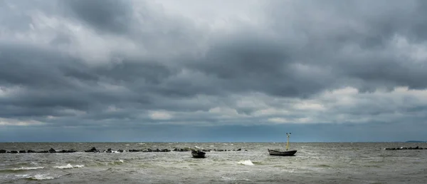 Nuvole di pioggia e un fronte di brutto tempo sulla costa del mare baltico sull'isola di rgen, Germania — Foto Stock