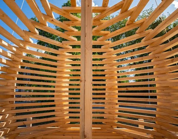 Balken und Holzlatten nach der Handarbeit des Zimmermanns — Stockfoto