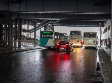 Berlin 'in yol trafiğinde otobüsler, arabalar, bisikletler ve yayalar