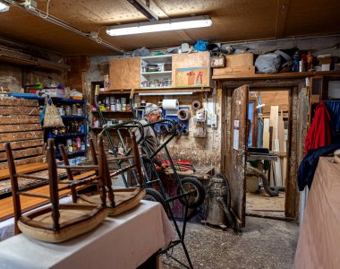 İtalya, Venedik 'te küçük bir marangoz dükkanı manzarası