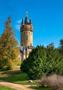 Almanya 'nın Potsdam Babelsberg kentindeki tarihi binalar ve park ziyaretçileri