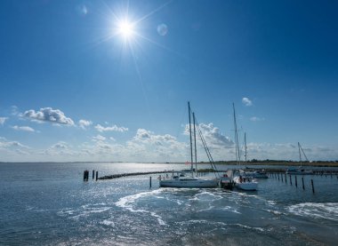 Hiddensee, Rgen, Almanya yakınlarındaki Baltık Denizi 'nde yelkenli gemiler ve diğer gemiler