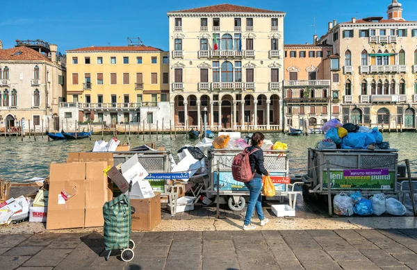 Venise avec canaux, maisons, ruelles, ponts, Place Saint-Marc, touristes et autres sites touristiques en 2019, Italie — Photo