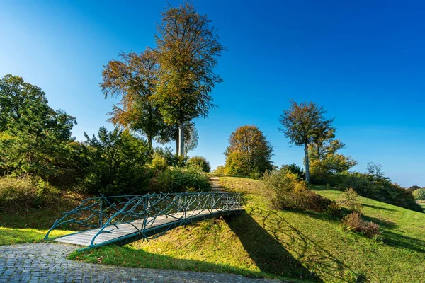 Petit pont dans un parc près de potsdam, Allemagne — Photo