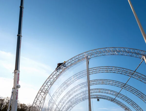 Berlín, Alemania, artesanos y trabajadores de temporada durante la construcción del escenario para un evento en la Puerta de Brandeburgo — Foto de Stock