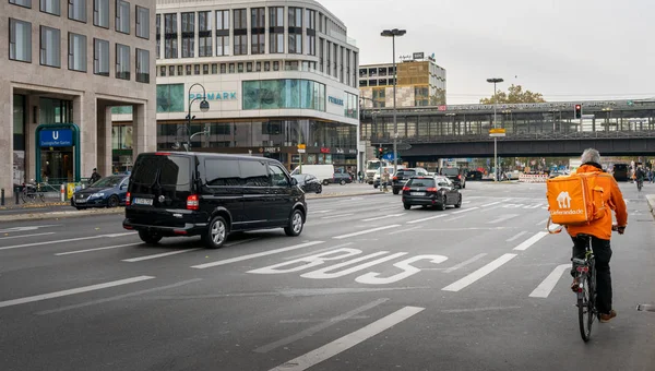 ベルリンの道路交通におけるバス、車、自転車、歩行者 — ストック写真