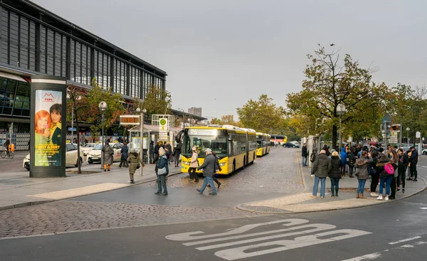 Buses, cars, bicycles and pedestrians in Berlin's road traffic — Stock Photo, Image