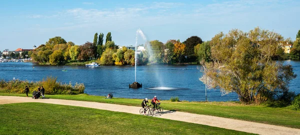 Bâtiments historiques et visiteurs du parc à Potsdam Babelsberg, Allemagne — Photo