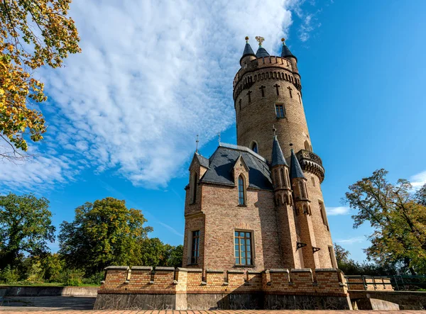 Edificios históricos y visitantes del parque en Potsdam Babelsberg, Alemania — Foto de Stock