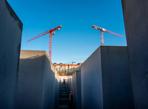 Stavební jeřáby v Památníku holocaustu v Berlíně — Stock fotografie