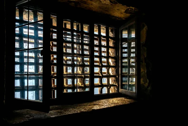 Podziemne komory i lochy w starej twierdzy — Zdjęcie stockowe