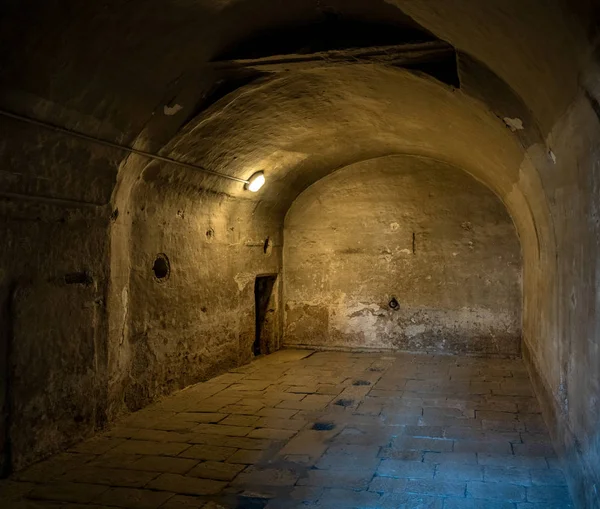 Underground chambers and dungeon in an old fortress — Stock Photo, Image