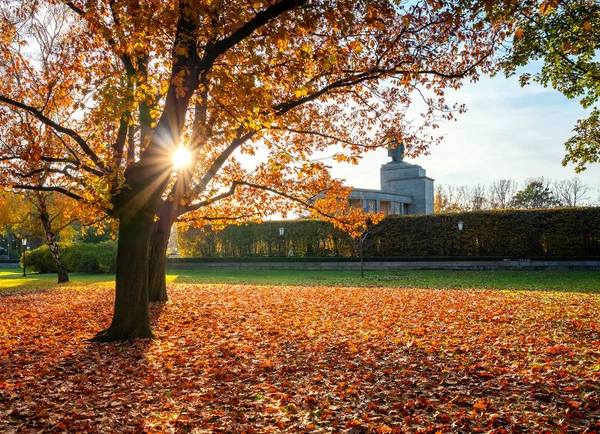 Herbstimpressionen im Park des Berliner Tiergartens — Stockfoto