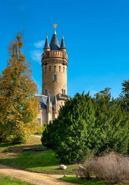 Edifícios históricos e visitantes do parque em Potsdam Babelsberg, Alemanha — Fotografia de Stock