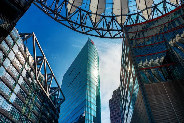 Berlin, Potsdamer platz irodaházakkal és a városközponttal — Stock Fotó