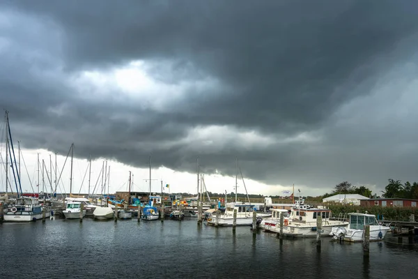 Дощові й штормові хмари на небі Балтійського моря. — стокове фото
