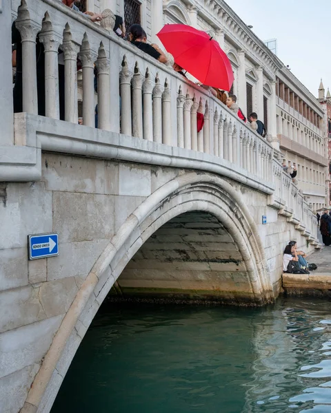 Roter Regenschirm ve Venedigu — Stock fotografie