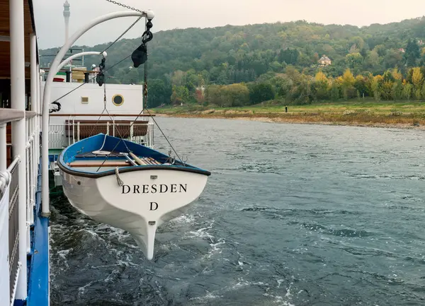 Kleine hölzerne rettungsboote auf einem dampfer auf der elbe bei dresden — Stockfoto