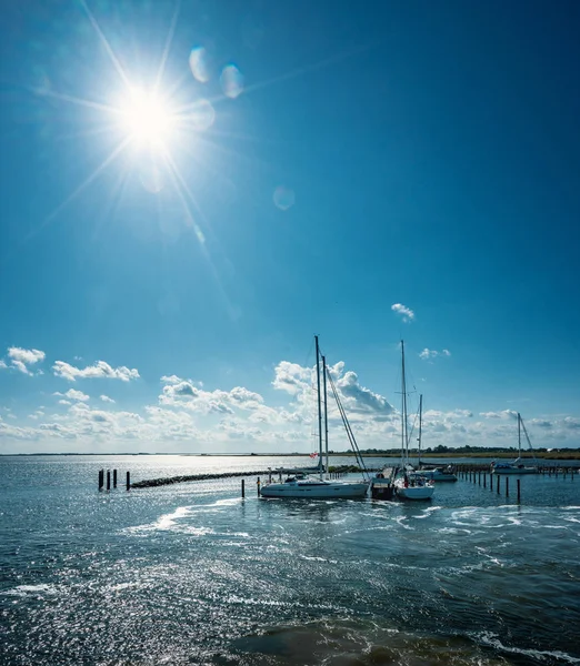 Segelbåtar och andra fartyg på Östersjön nära ön Hiddensee, Rgen, Tyskland — Stockfoto