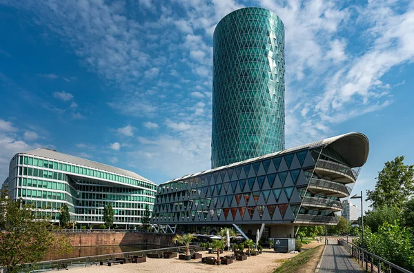 Il principale a Francoforte con la torre westhafen nella nuova zona residenziale al Westhafen — Foto Stock