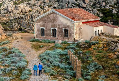 İtalya 'nın Sardunya adasındaki Capo Testa kayalıklarında küçük bir dağ kulübesi.