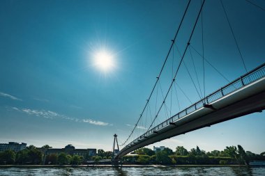 Frankfurt 'taki Holbeinsteg Köprüsü.