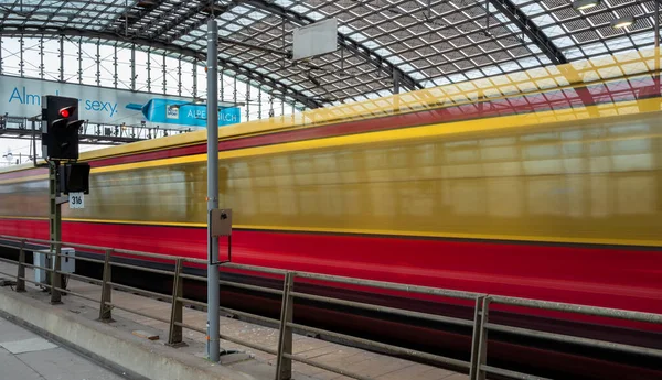 Treno in movimento del berliner s bahn — Foto Stock