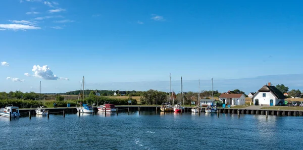 Пирс для паромов на острове hiddensee, ruegen, Германия — стоковое фото