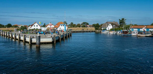 Molo dla promów na wyspie Hiddensee, Ruegen, Niemcy — Zdjęcie stockowe