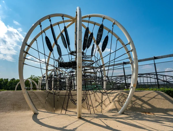 Ein modernes Klettergerüst in einem Fitnesspark in Frankfurt am Main — Stockfoto