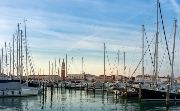 Marina com veleiros em Veneza, Itália — Fotografia de Stock