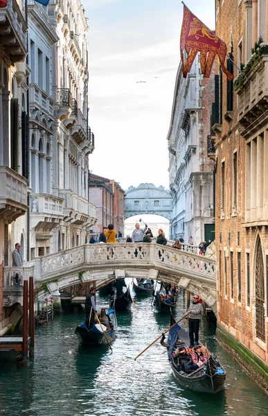 İtalya 'nın Venedik kentinde kiliseler, evler, gondollar, köprüler, manzaralar ve turistler — Stok fotoğraf