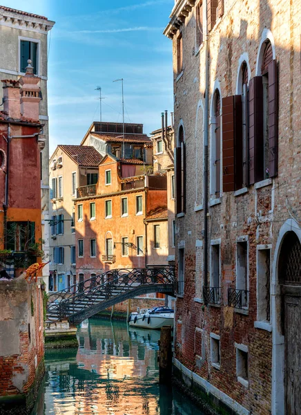 Iglesias, casas, góndolas, puentes, lugares de interés y turistas en la ciudad laguna de Venecia, Italia —  Fotos de Stock