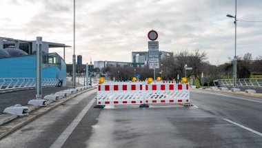 Berlin 'in hükümet bölgesinde bir inşaat alanındaki bariyer, Almanya