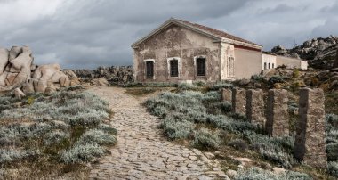 Sardunya, İtalya 'da Capo Testa' nın kayalıklarında bir kulübe