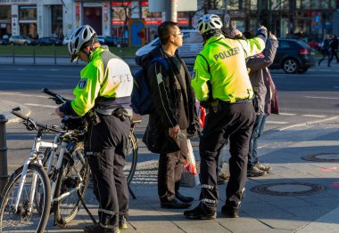 Berlin polisinin sarı yelekli bisiklet filosu.