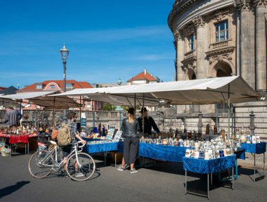 Berlin 'deki Bodemuseum' da kitapların ve diğer şeylerin olduğu bit pazarı.