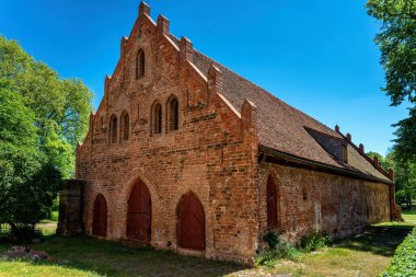 Brandenburg 'daki küçük Lehnin kasabasındaki tarihi ahır.